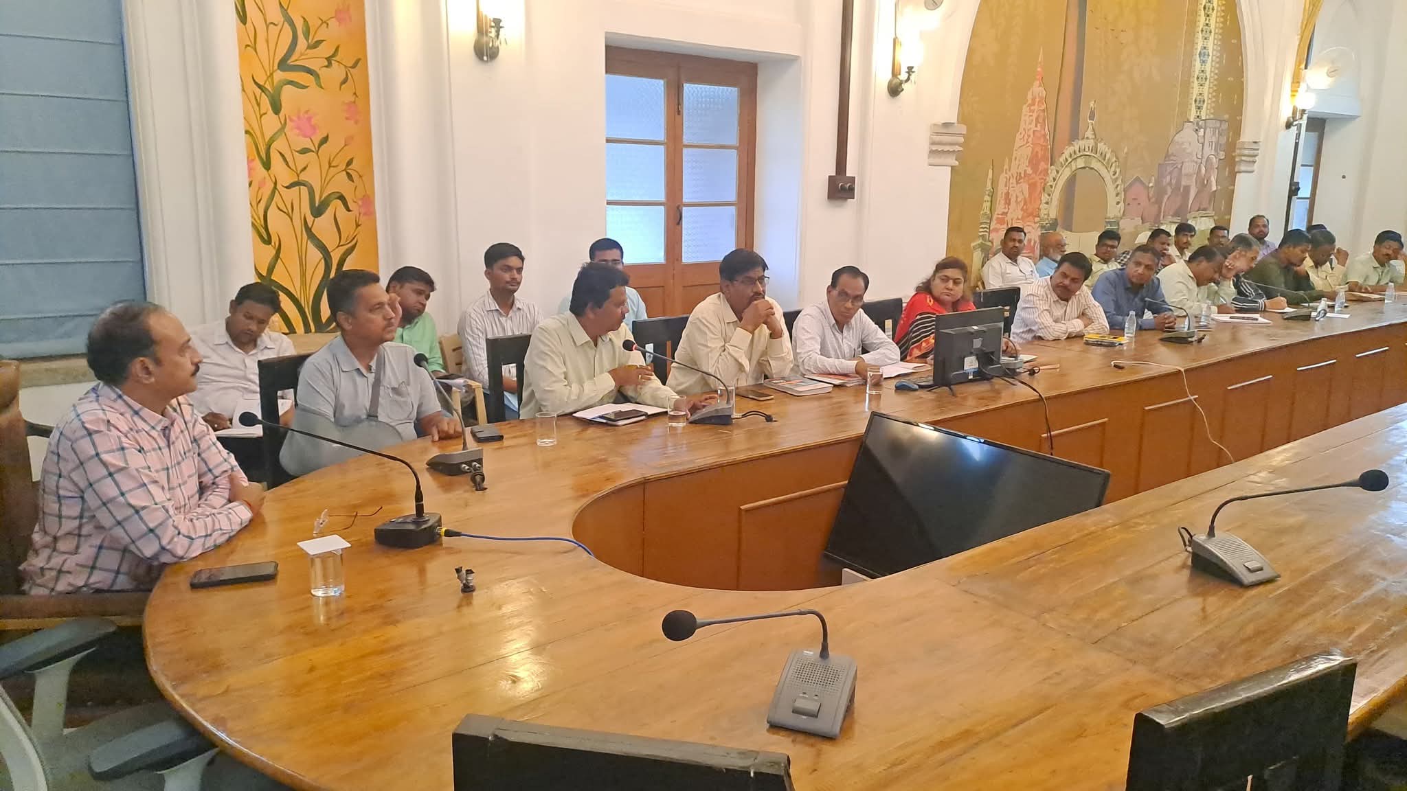 सोलापूर शहरातील पाणीपुरवठा सुधारण्यासाठी अतिरिक्त आयुक्त संदीप कारंजे यांनी घेतली बैठक..