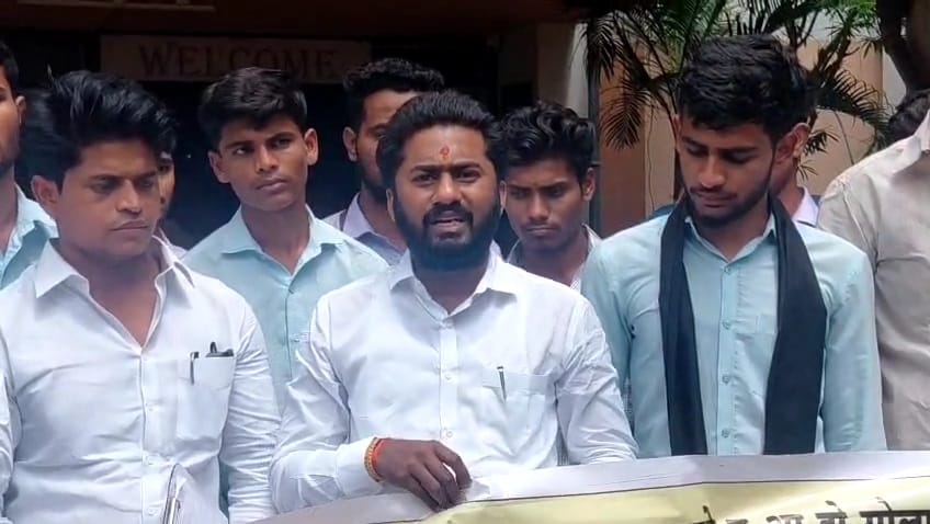 विद्यार्थ्यांच्या ‘कॅरी ऑन’ मागणीला समर्थन; उपोषणानंतर विद्यापीठ प्रशासनाकडून आश्वासन