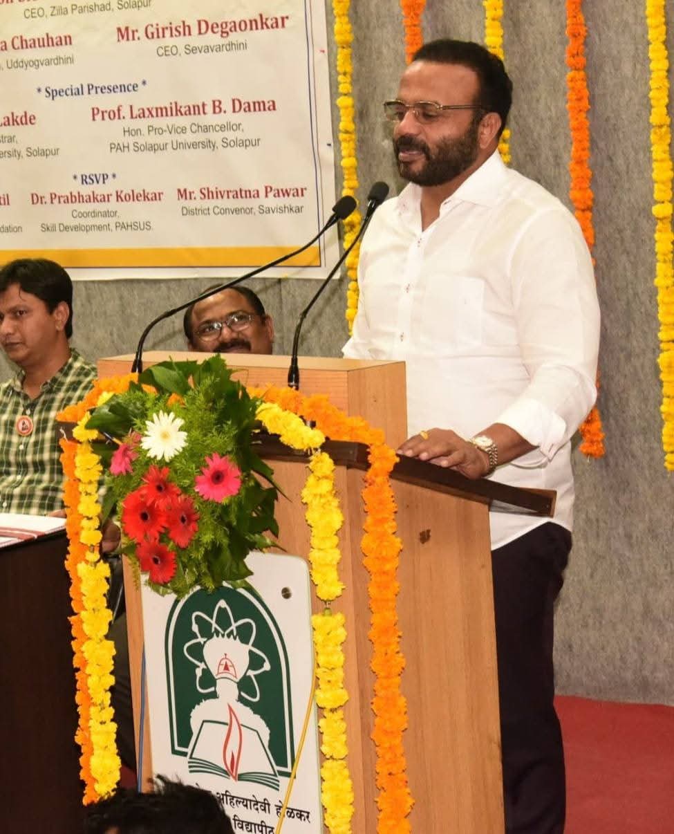 शिक्षकांनी विद्यार्थ्यांमधील कौशल्य शोधून त्यांना घडवावे: पालकमंत्री गोरे