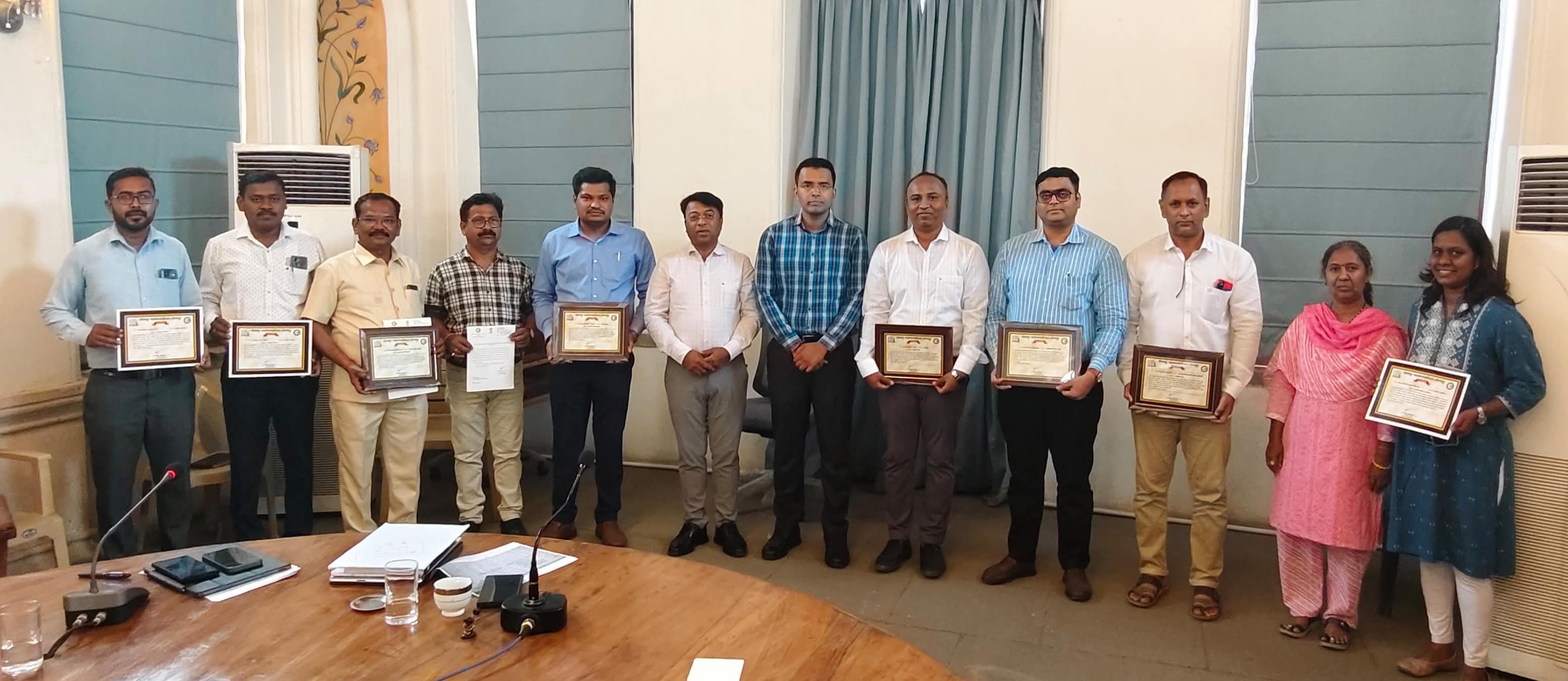 सोलापूर महानगरपालिकेच्या उत्कृष्ट अधिकाऱ्यांचा मा. आयुक्त डॉ. सचिन ओम्बासे यांच्या हस्ते गौरव