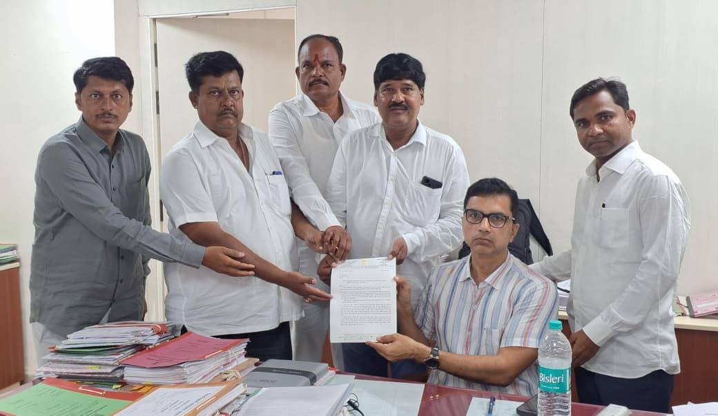नवीन पीक विमा धोरणावर काँग्रेसचा हल्लाबोल : जिल्हाधिकाऱ्यांना निवेदन देत जाचक अटी हटवण्याची मागणी