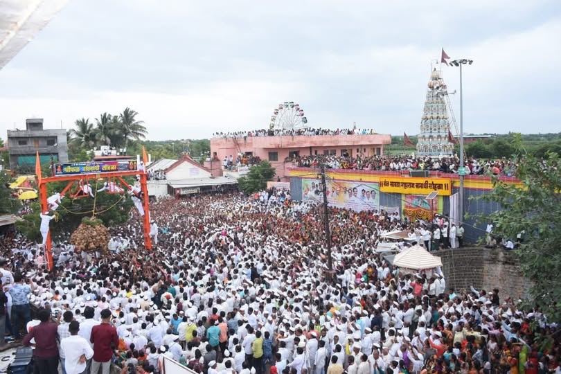 अरणमध्ये रंगला संत सावता माळींचा श्रीफळहंडी सोहळा; हजारो भाविकांची उत्स्फूर्त उपस्थिती
