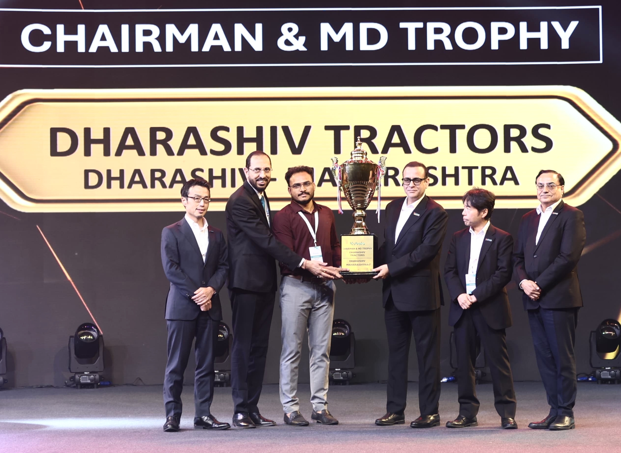 युवा उद्योजक सुरज ठोंबरे यांना एस्कॉर्ट्स कुबोटा कंपनीची यावर्षीची भारतातील मानाची सी.एम. डी..ट्रॉफी प्रदान