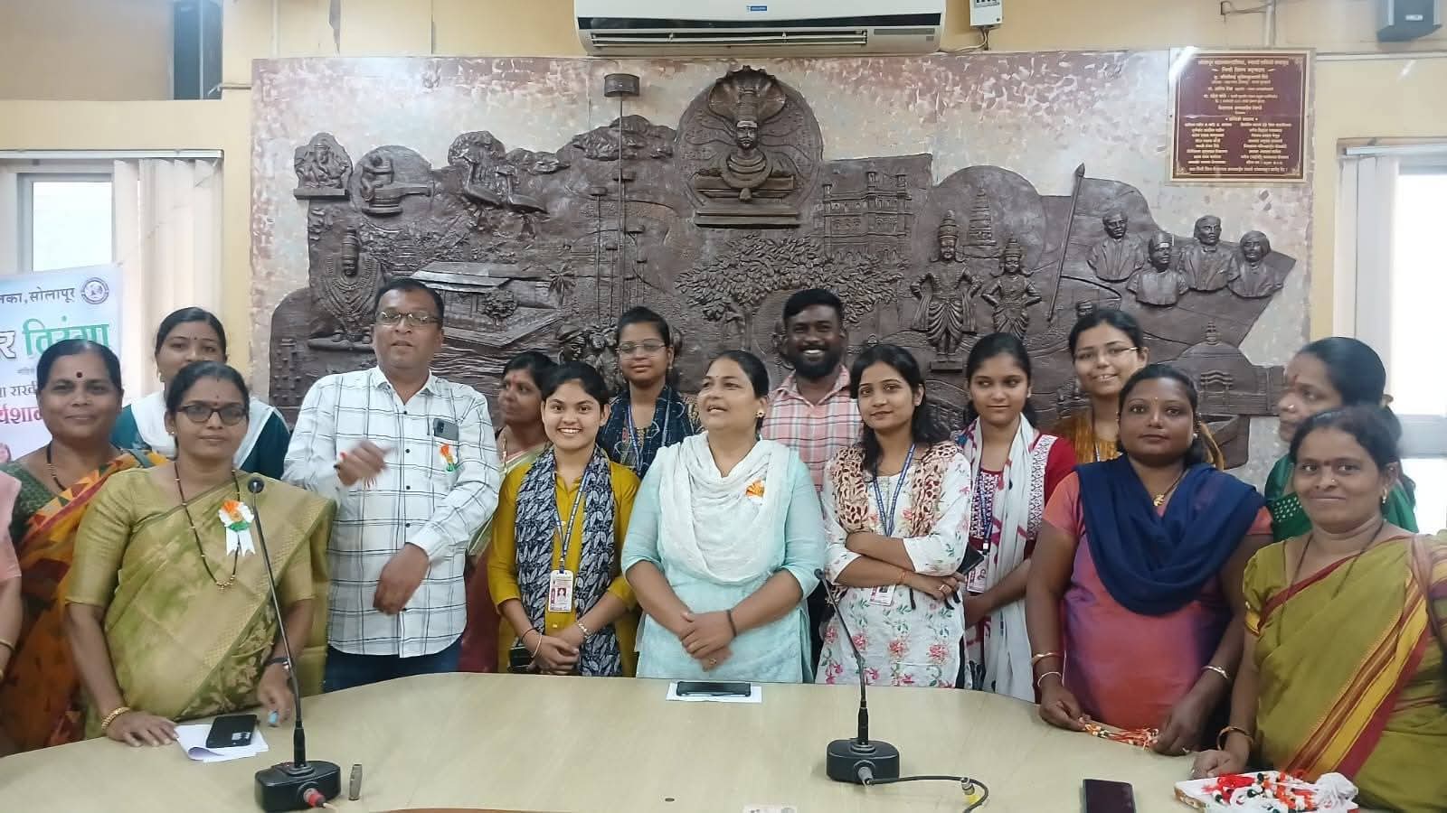 सोलापूर महापालिकेत तिरंगा राखी कार्यशाळा; ७५ महिलांचा उत्स्फूर्त सहभाग