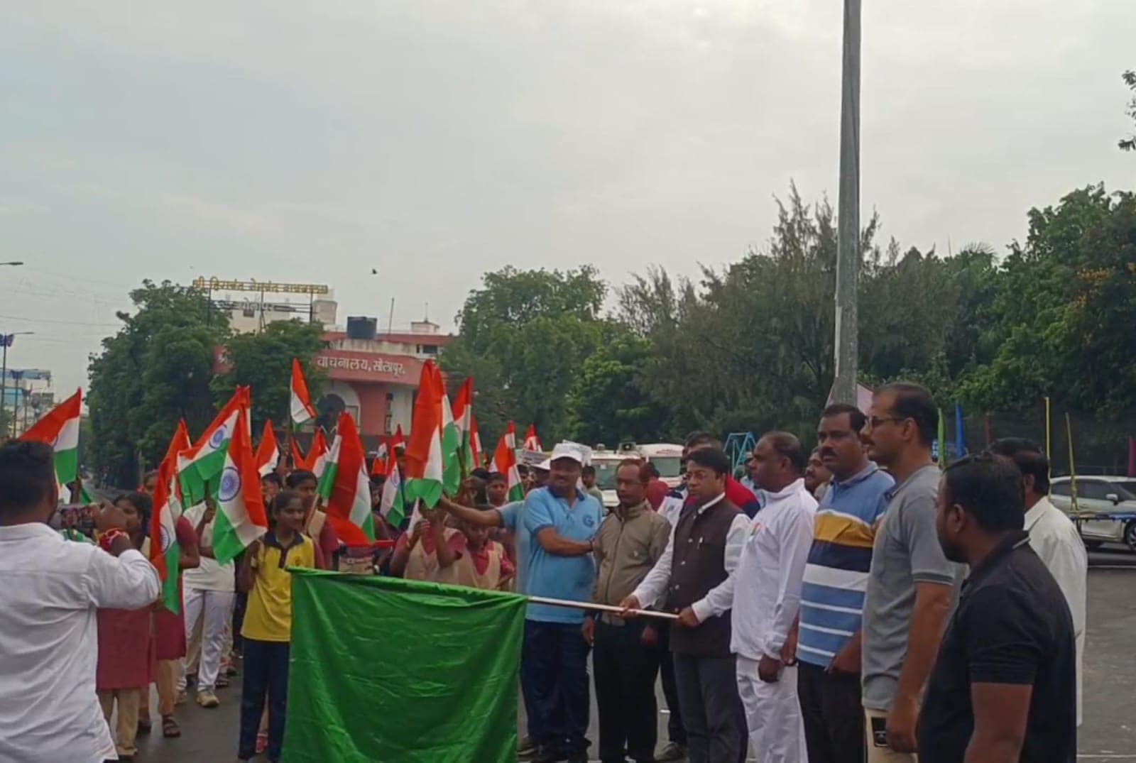 सोलापूरमध्ये \'हर घर तिरंगा\' अभियानांतर्गत भव्य रॅलीचे आयोजन  विद्यार्थ्यांच्या सहभागातून देशाभिमानाचा संदेश