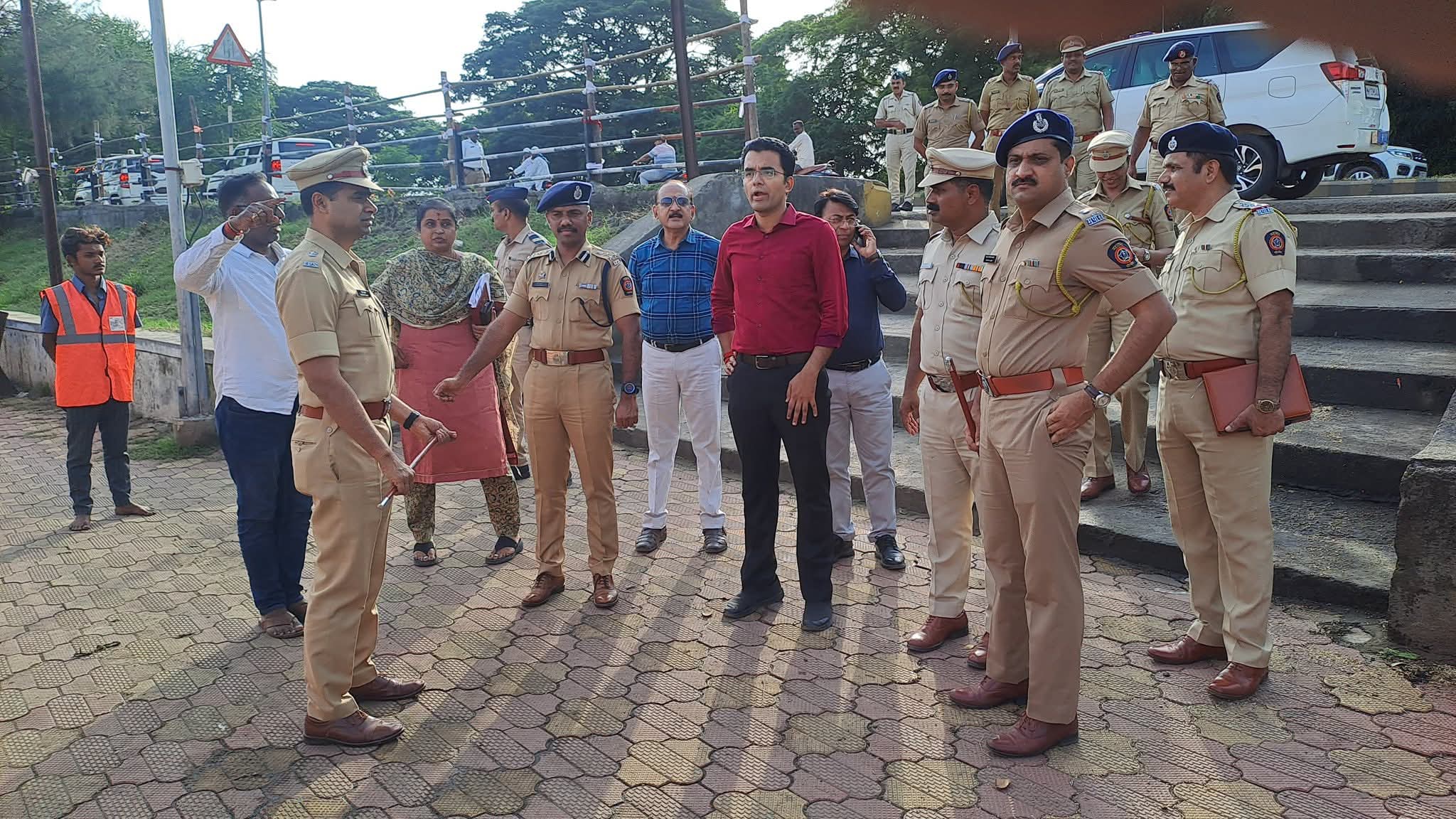 गणेश विसर्जनासाठी महापालिका व पोलिस प्रशासन सज्ज;  आयुक्त डॉ. सचिन ओम्बासे व पोलिस आयुक्त एम. राजकुमार यांनी केली विसर्जन स्थळांची पाहणी...