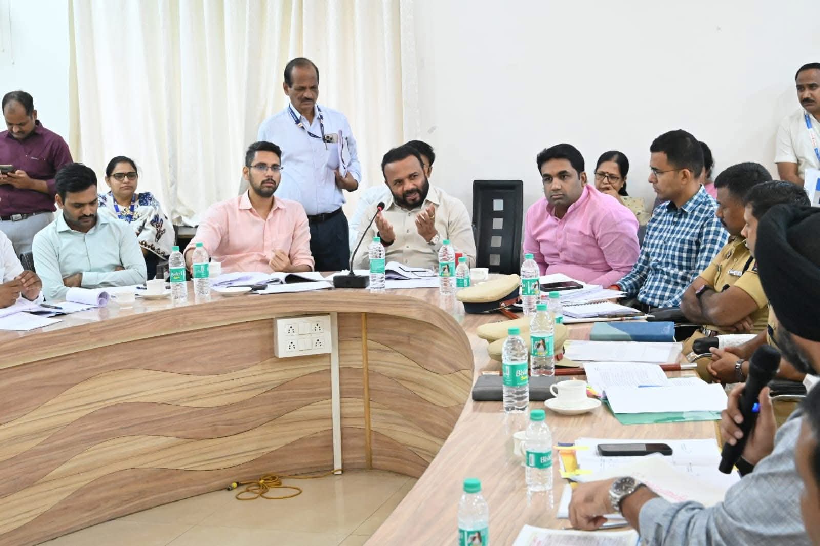 पालकमंत्री यांच्याकडून शासकीय विश्रामगृह येथील सभागृहात विविध विभागांच्या कामकाजाचा आढावा