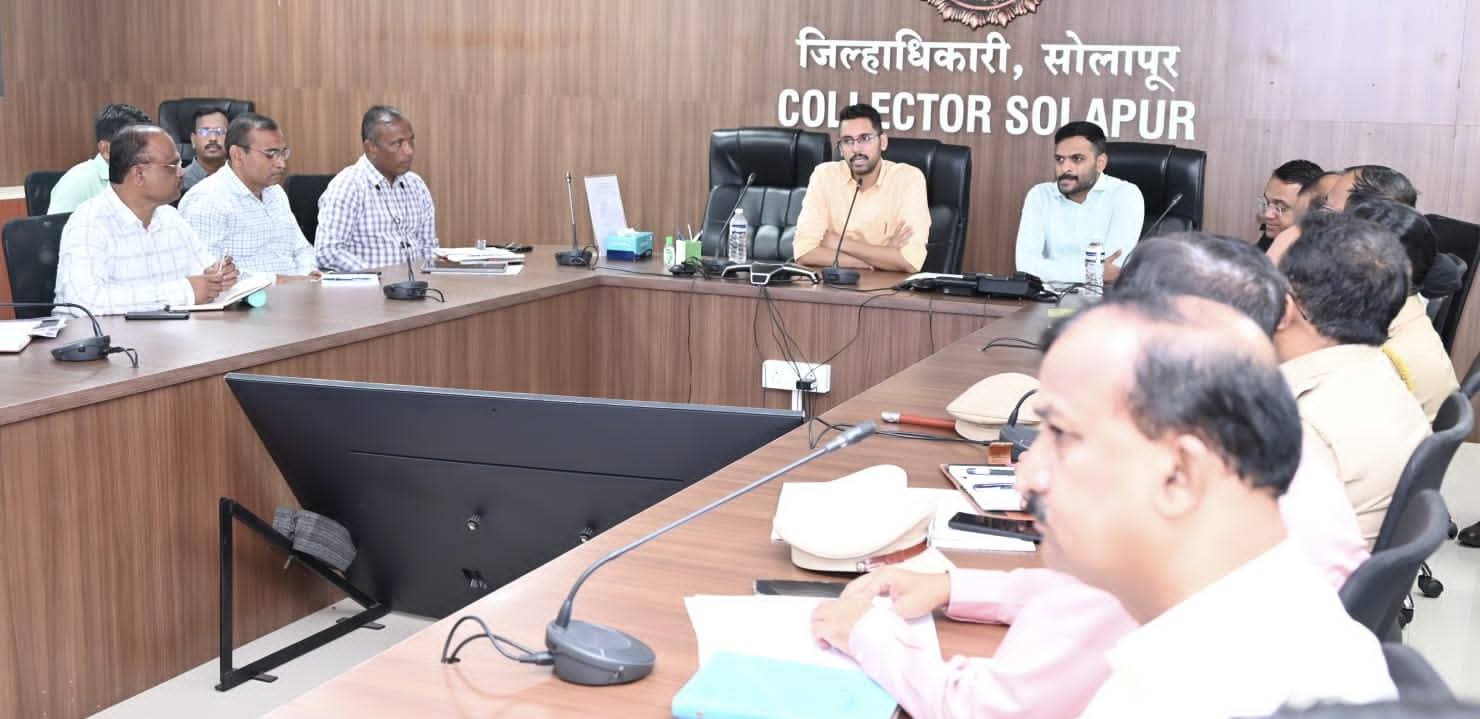 जिल्हाधिकारी कुमार आशीर्वाद यांनी अन्य जिल्ह्यातून शोध व बचाव कार्यासाठी मनुष्यबळासह 11 बोटी मागविल्या