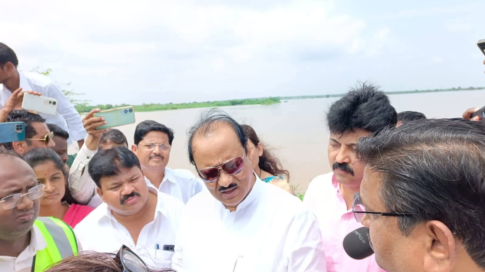 पूरग्रस्त लांबोटी गावाला उपमुख्यमंत्री अजित पवार यांची भेट : तातडीच्या मदतीचे आश्वासन