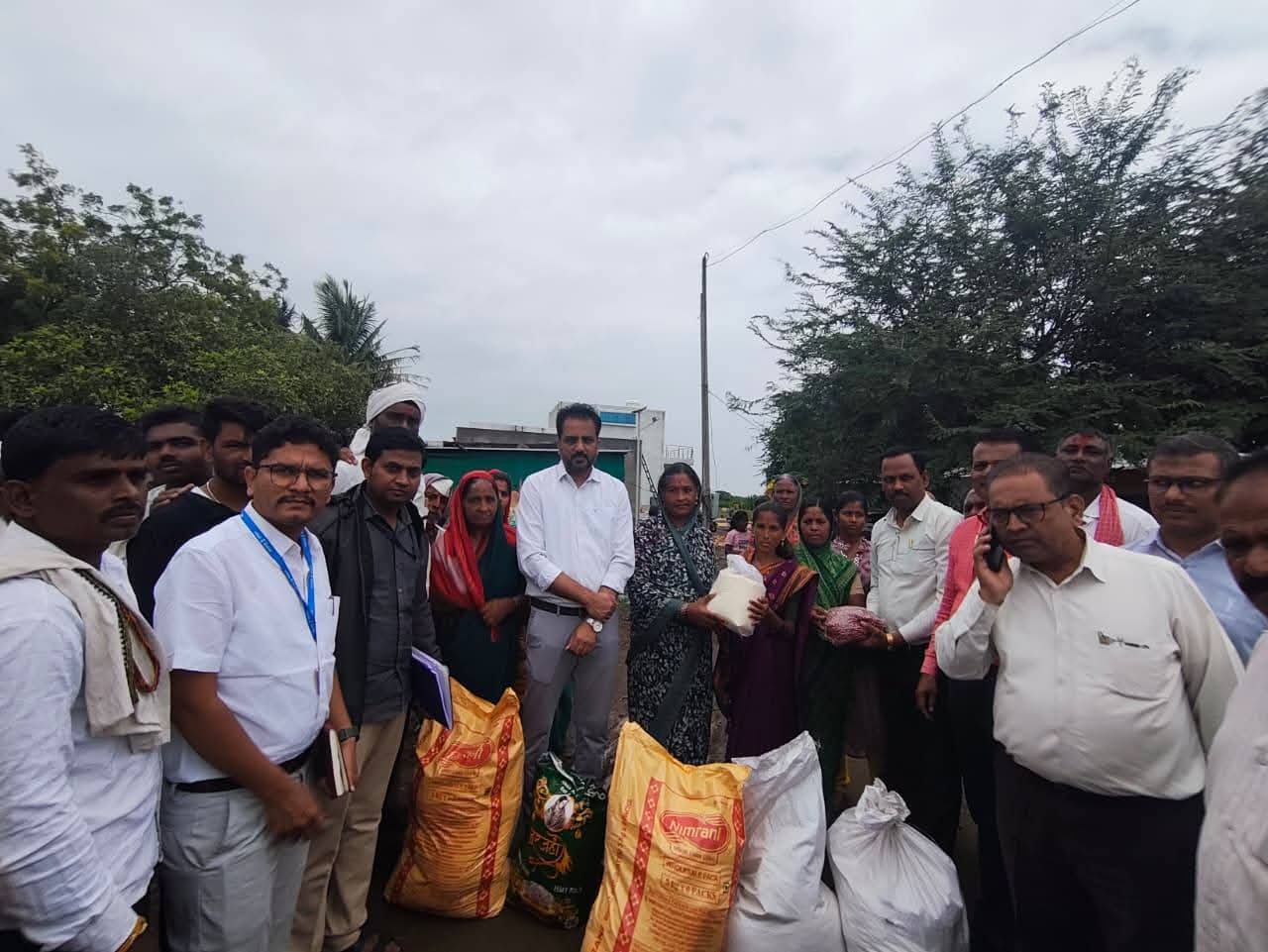 बालाजी अमाईन्स च्या वतीने पूरग्रस्तांना धान्य किटचे वाटप . गावोगावी पोचवली मदत