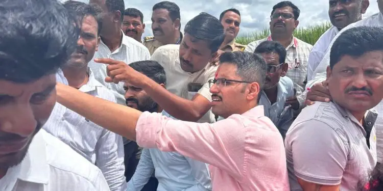 \"जन्मदिनी ना गाजावाजा, जिल्हाधिकाऱ्यांचा शेतकऱ्यांच्या पाठीशी उभा राहण्याचा निर्धार\"