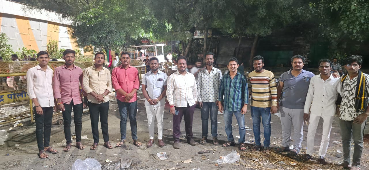 तुळजापूरकडे पायी निघालेल्या देवी भक्तांना शिवराष्ट्र प्रतिष्ठानच्या वतीने महाप्रसादाचे वाटप