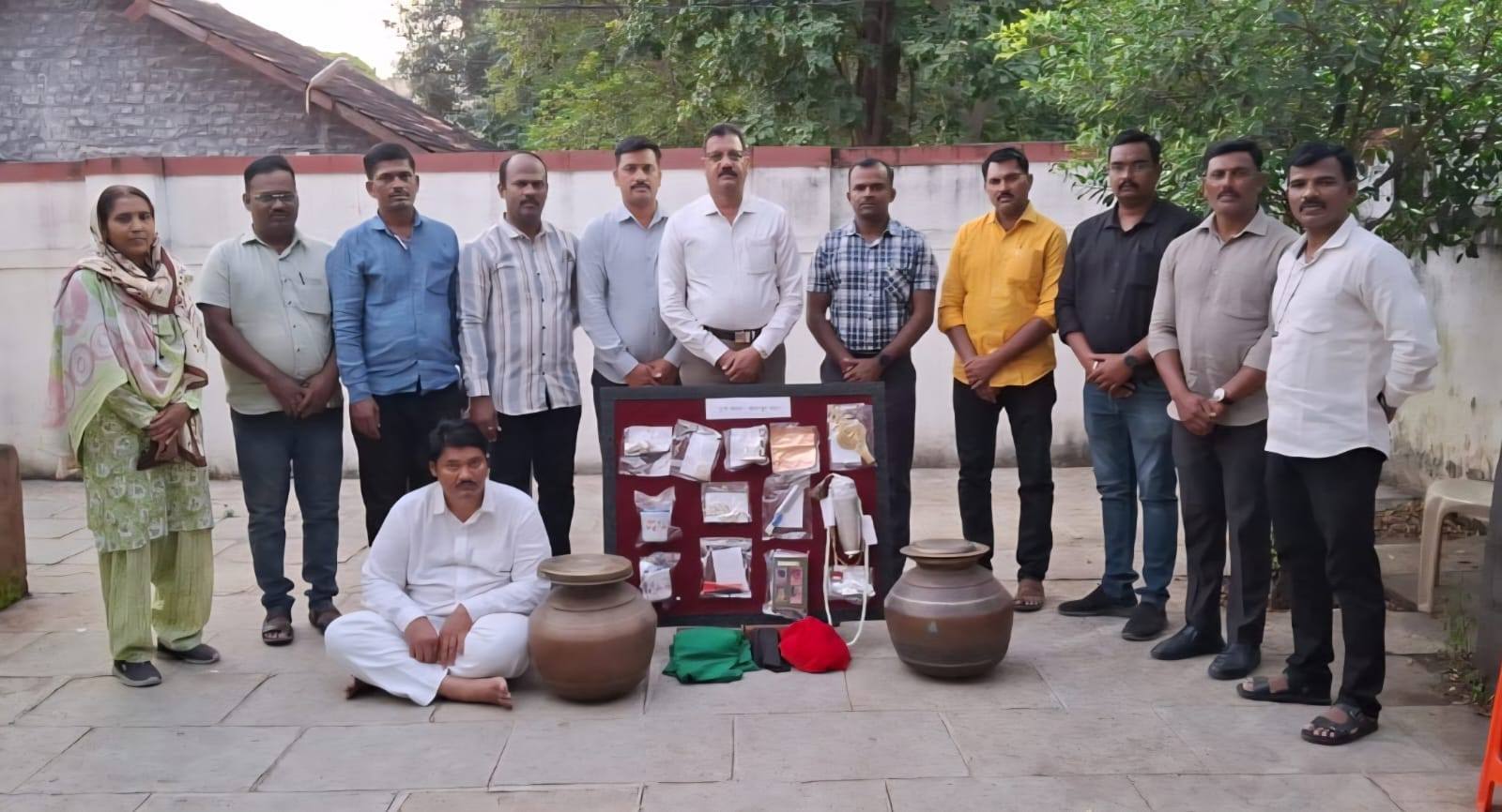 जमिनीतून गुप्तधनाचा हंडा काढून देतो सांगून फसवणूक करणारा भोंदू बाबा जेरबंद