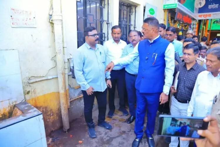 अस्वच्छ बसस्थानकावर परिवहन मंत्र्यांची धडक तपासणी; व्यवस्थापकास नोटीस, “चार दिवसांत ठोस बदल नाहीत तर थेट निलंबन” — प्रताप सरनाईक