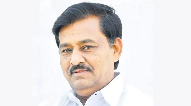 औषधांच्या अभावी जीव गेलेल्या मित्राच्या वेदनेतून जन्मला मोफत औषध वाटपाचा निर्णय...  गरिबांच्या जीवाला दिलासा देणारा लोकमंगलचा नवा उपक्रम...!