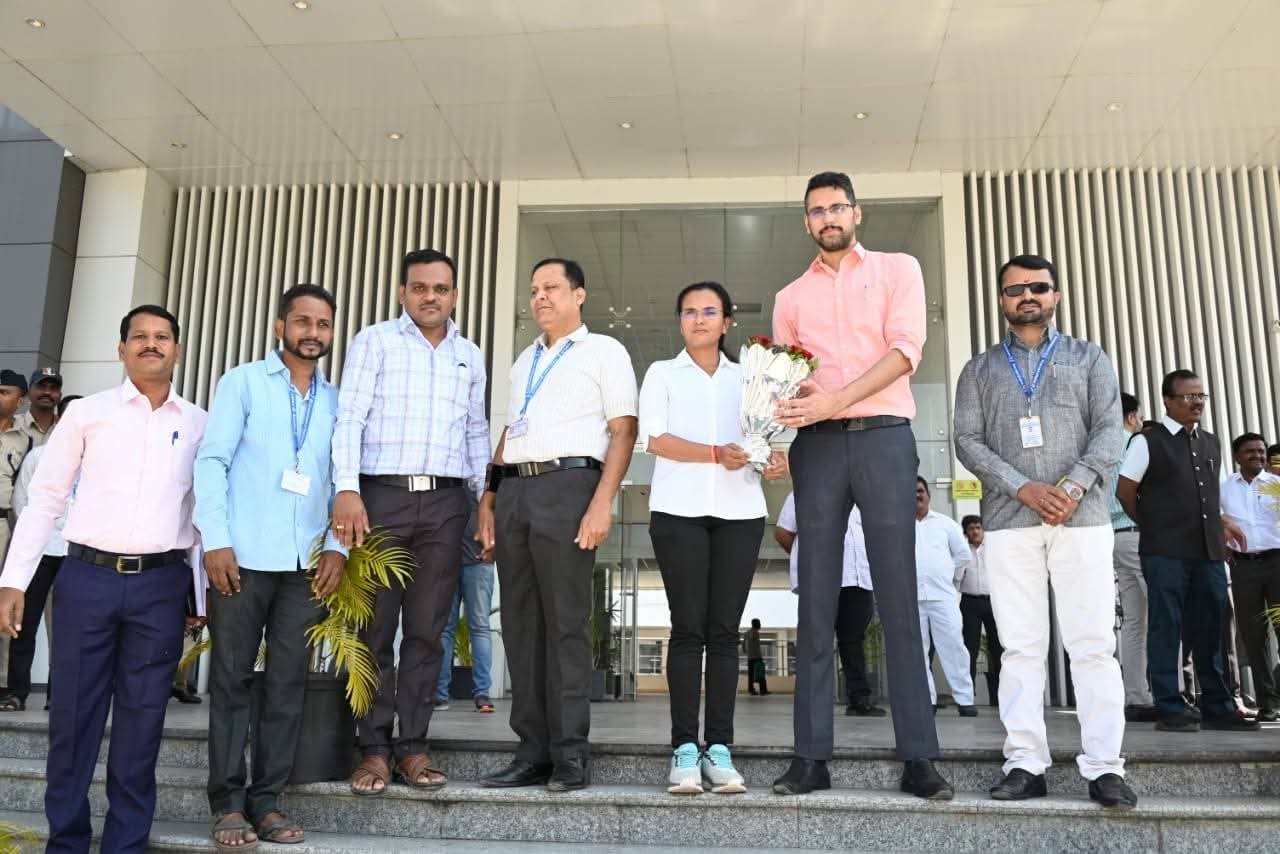 डोळ्यांनी नाही, जिद्दीने पाहिलेलं स्वप्न… विश्वविजेत्या गंगा कदमांचा जिल्हाधिकाऱ्यांकडून सत्कार