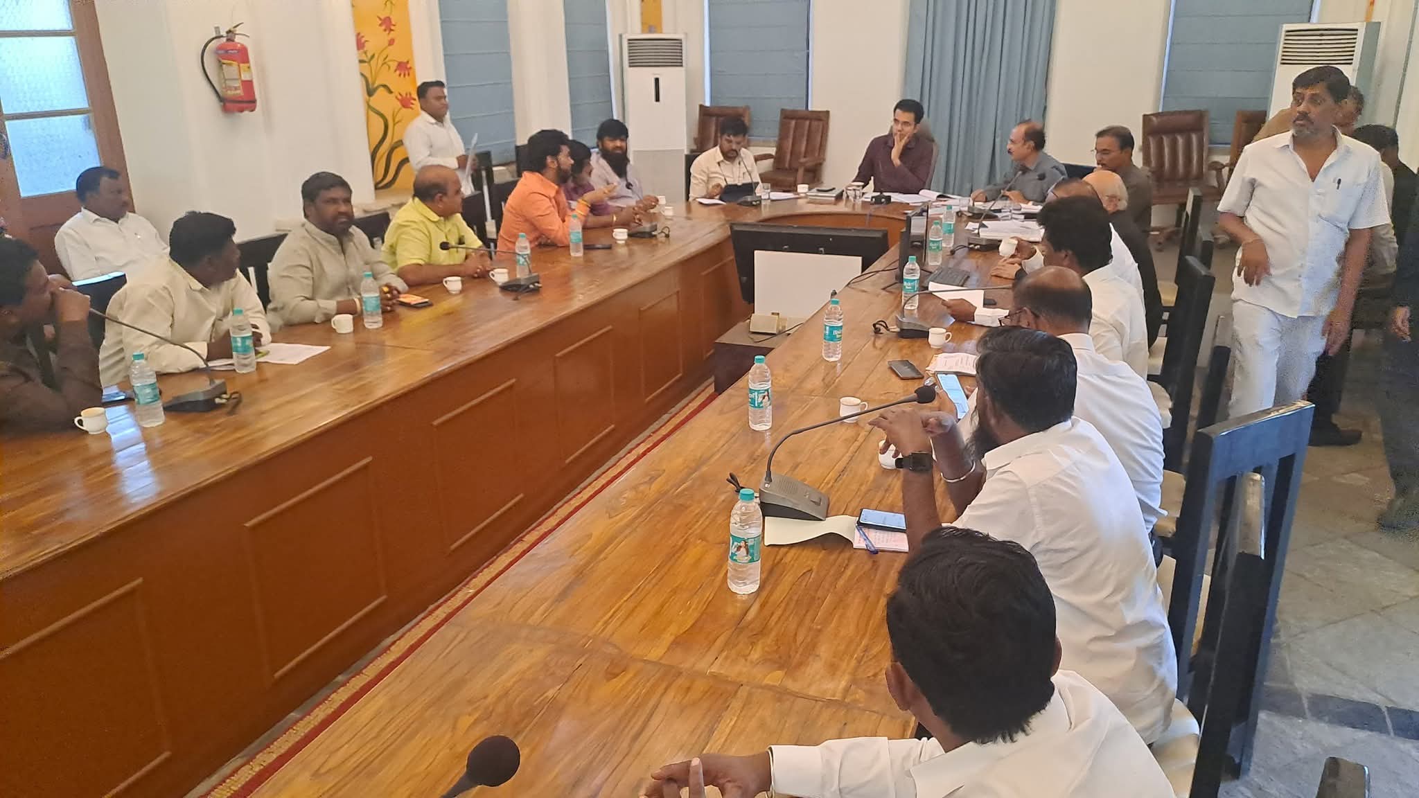 सोलापूर महापालिका निवडणूक 2025-26 : मतदान केंद्रांवरून आयुक्तांसमोर पक्षांची थेट मते, नियमभंगाला ‘झिरो टॉलरन्स’चा इशारा