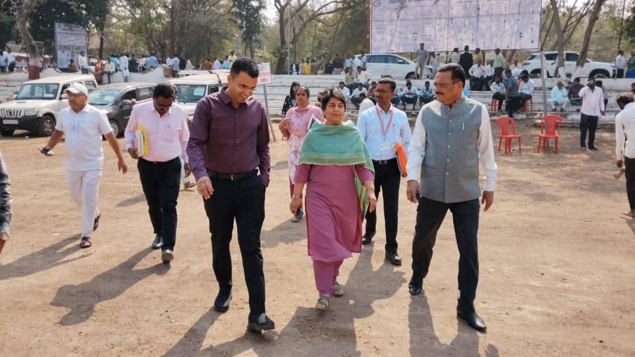 मुख्य निवडणूक निरीक्षक व निवडणूक निरीक्षक यांची नॉर्थकोट प्रशाला येथे पाहणी..