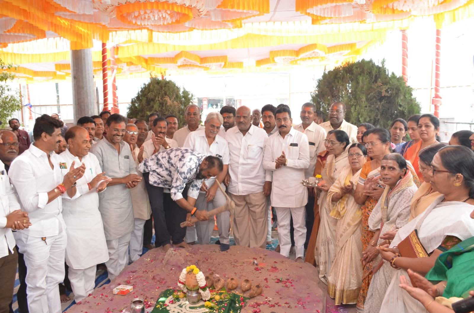 अखेर बसवेश्वर पुतळा उभारणी कामाला झाली सुरुवात;शहर-जिल्ह्यातील बसवप्रेमींच्या आनंदाला उधाण