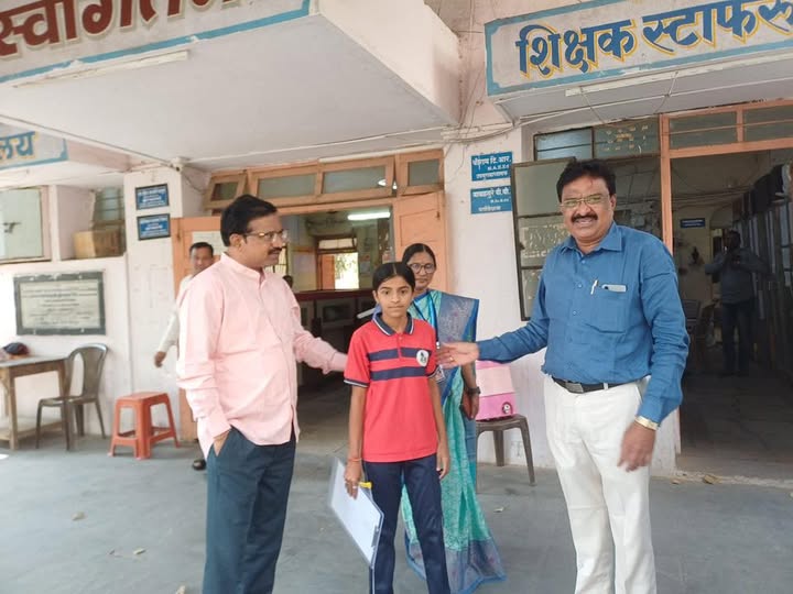 वडिलांच्या निधनाच्या दु:खातही धनश्रीची जिद्द; दहावीचा पेपर देऊन दाखवला धैर्याचा आदर्श