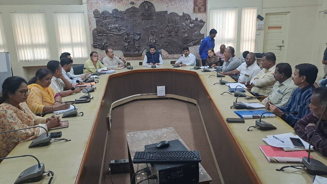 सोलापूर मनपा अ‍ॅक्शन मोडमध्ये; मूलभूत सुविधांवर महापौर विनायक कोंड्याल यांचे कडक निर्देश